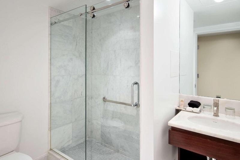 Deluxe Junior Suite - Accessible image 2
