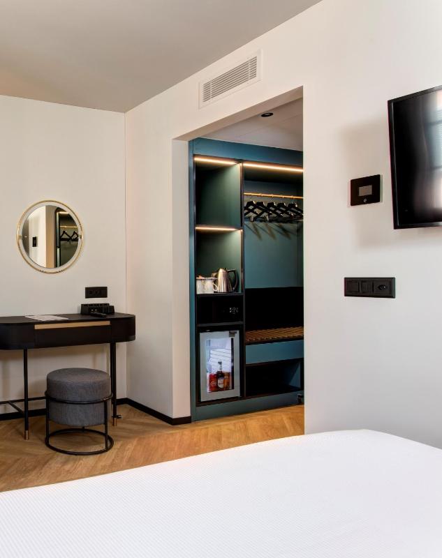 Double or Twin Room Plus with Air Conditioning image 2