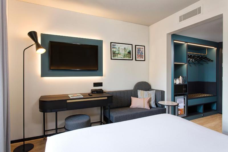 Double or Twin Room Plus with Air Conditioning image 4