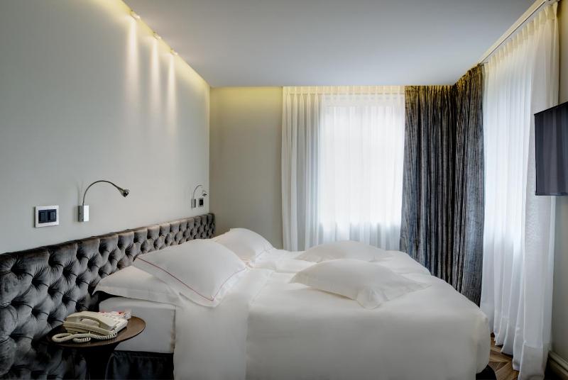 Premium Double or Twin Room with Air Conditioning image 4