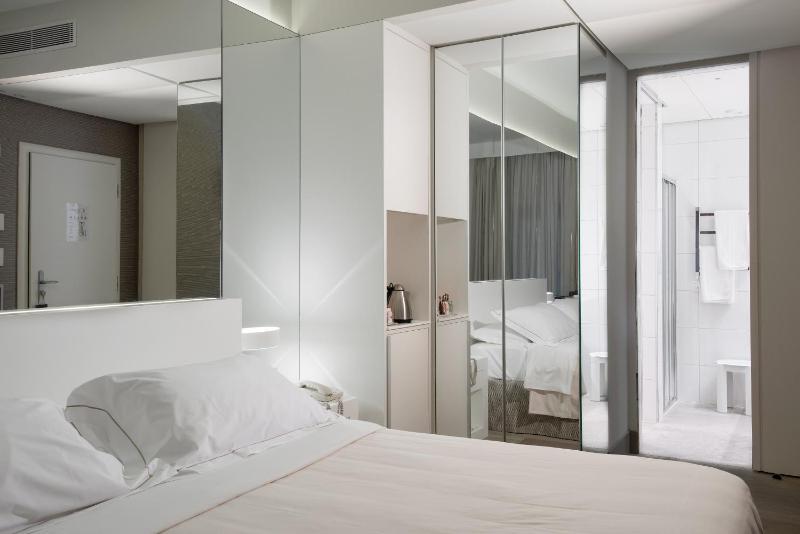 Suite with Air Conditioning image 3
