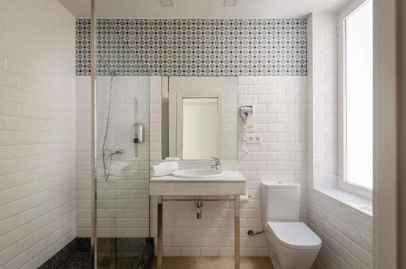 Double or Twin Room image 4