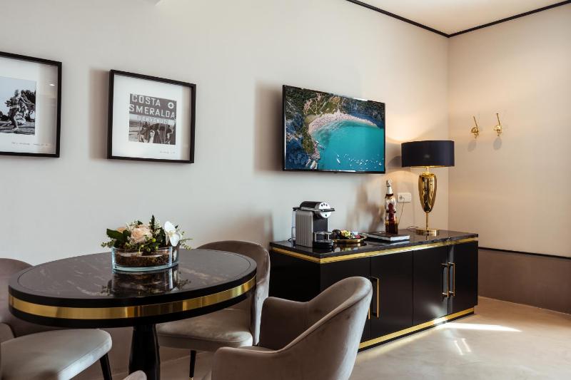 Family Suite with Spa Bath image 4