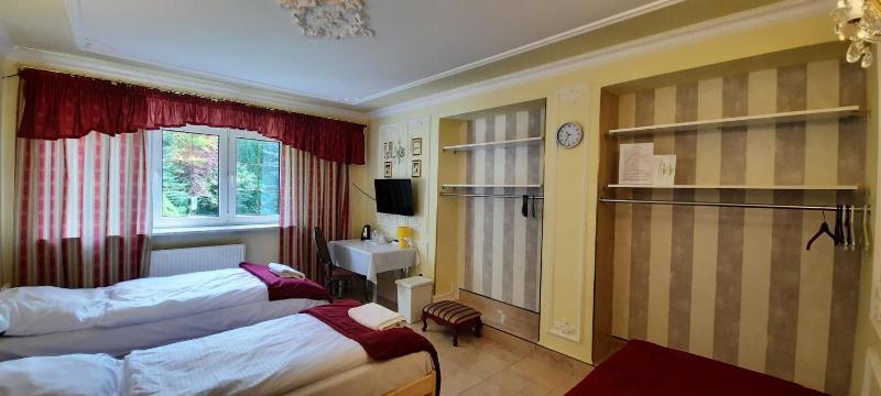 Triple Room with Shared Bathroom image 3