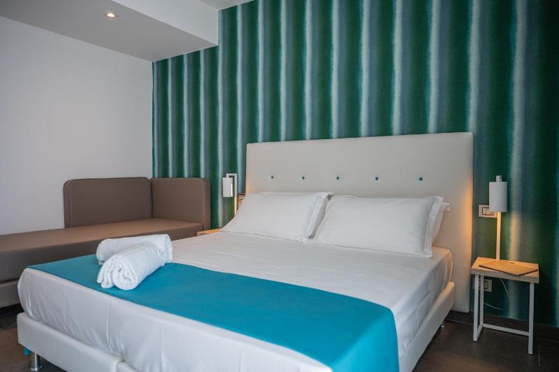 Deluxe Double or Twin Room with Balcony image 3