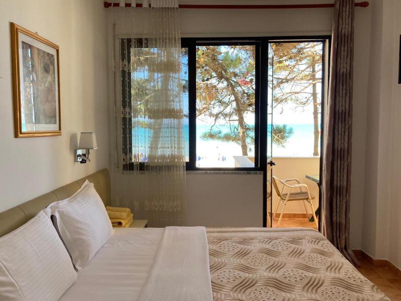 Deluxe Double or Twin Room with Sea View image 3