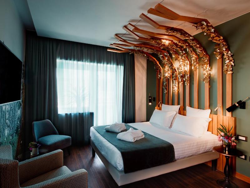 Deluxe Double Room with Whirlpool Bath and Terrace image 3