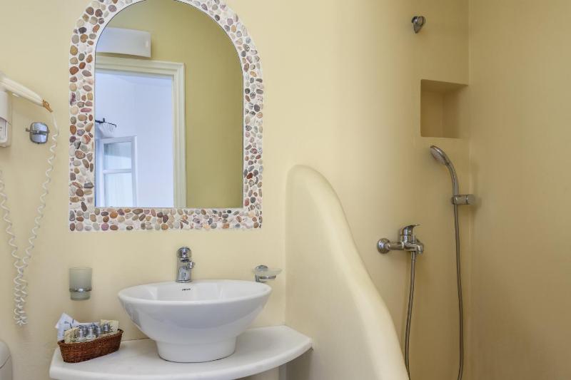 Superior Triple Room with Sea View image 4