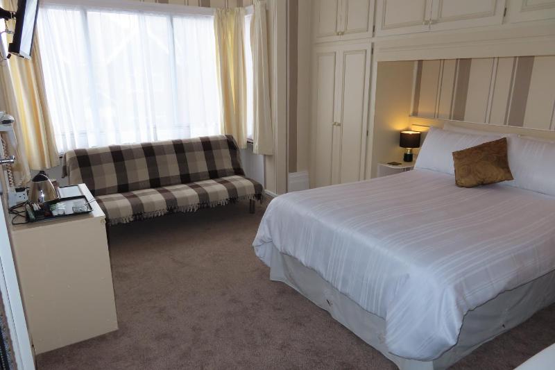 Family Room (2 Adults + 2 Children) image 2