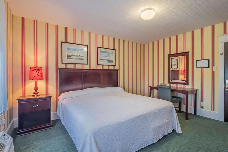 Standard King Room image 4