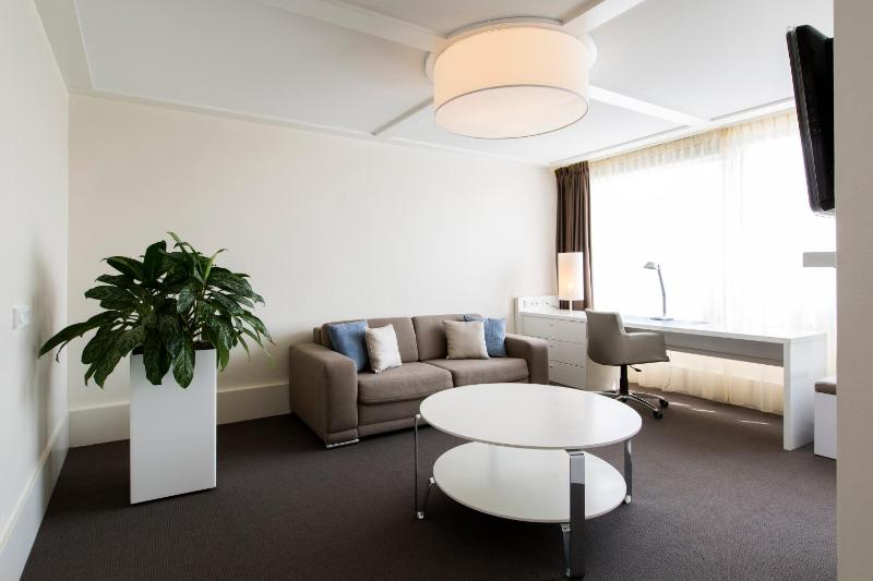 King Suite with City View image 4