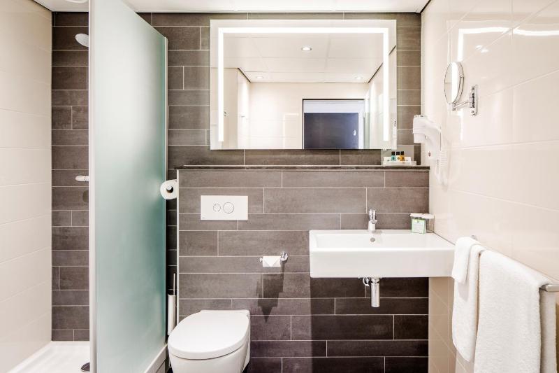 Premium King Room with City View image 4