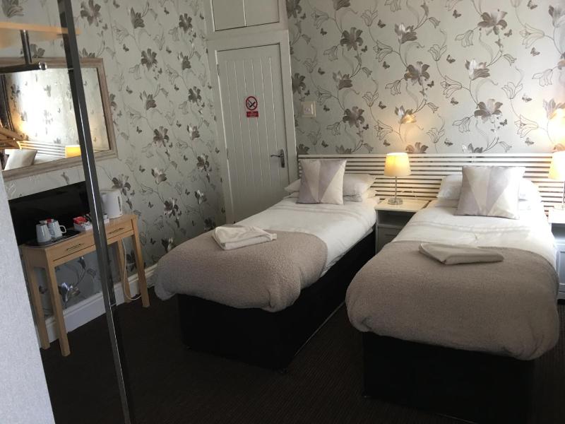 Twin Room image 3