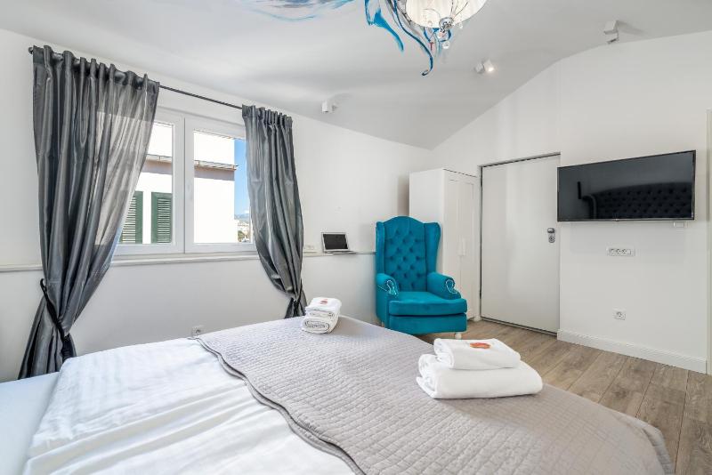 Deluxe Room - Partial Sea and Promenade View image 2