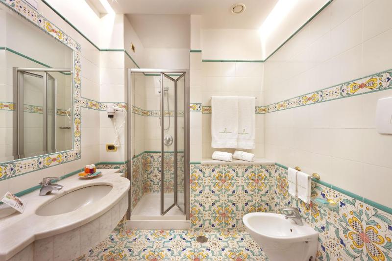 Quadruple Room image 4