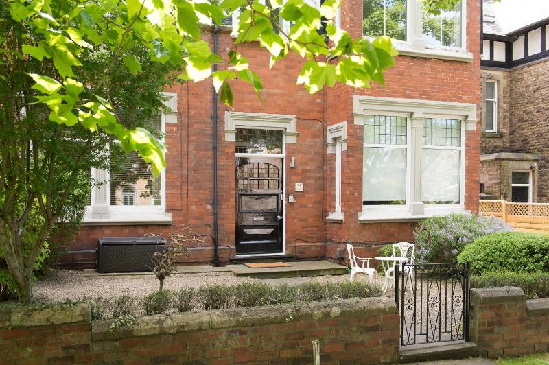 Albany House by Harrogate Serviced Apartments - image 10