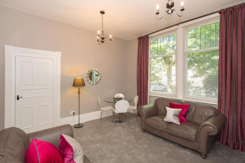 Albany House by Harrogate Serviced Apartments - image 2