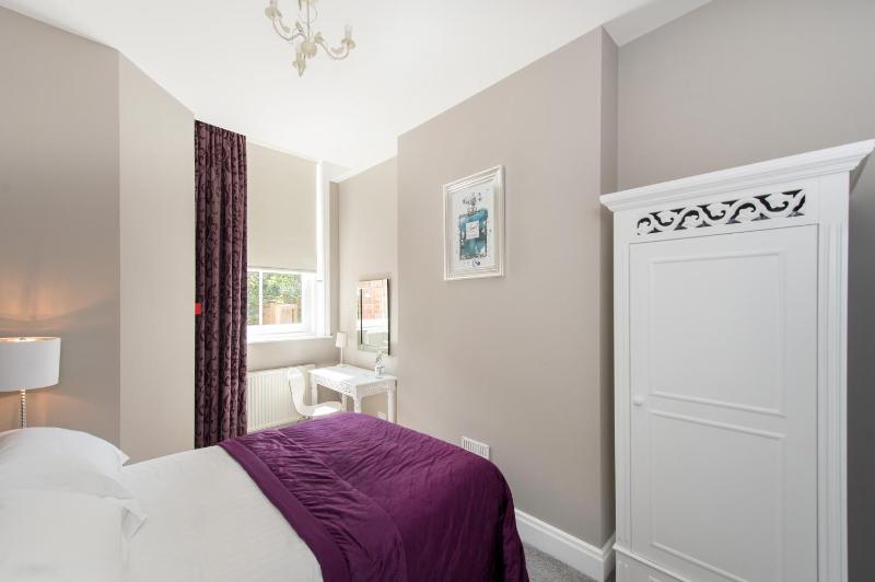 Albany House by Harrogate Serviced Apartments - image 11