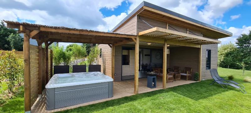 Two-Bedroom Cottage with Jacuzzi image 1