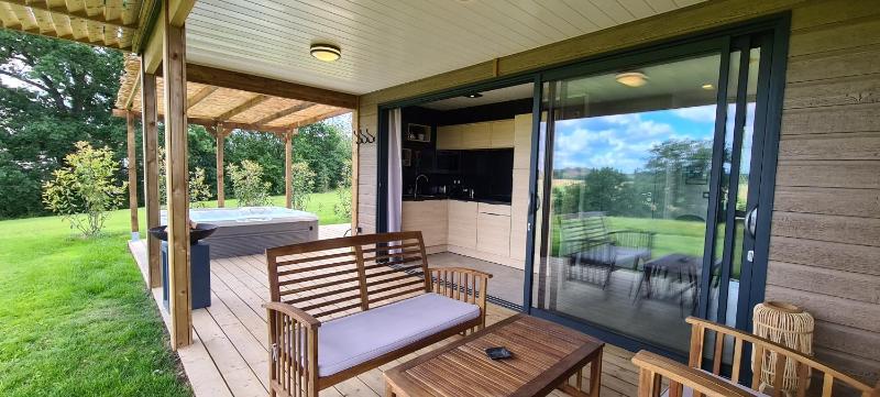 Two-Bedroom Cottage with Jacuzzi image 4
