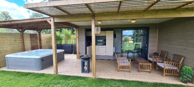 Two-Bedroom Cottage with Jacuzzi image 3
