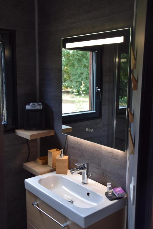 One-Bedroom Cottage with Jacuzzi image 2