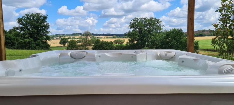 Two-Bedroom Cottage with Jacuzzi image 3