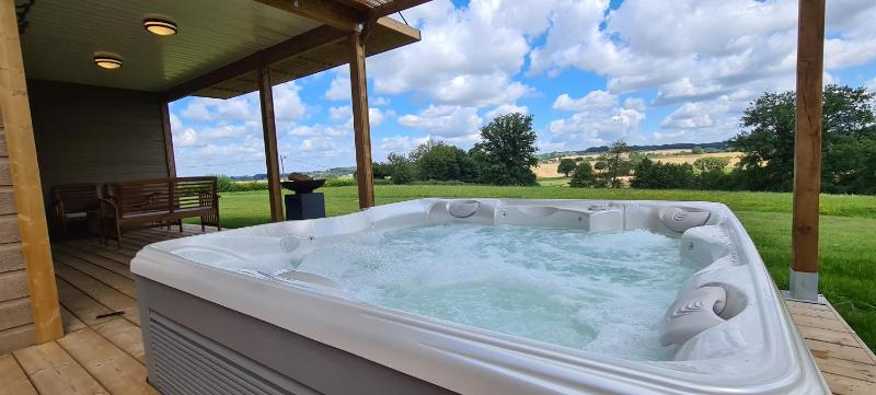 Two-Bedroom Cottage with Jacuzzi image 2