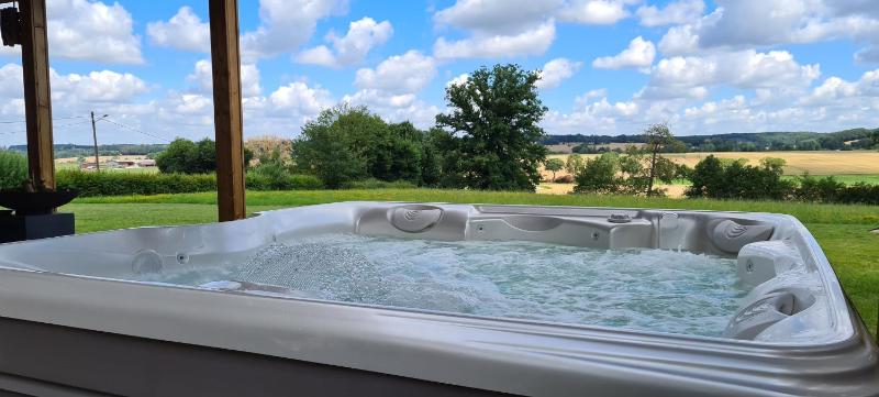 Two-Bedroom Cottage with Jacuzzi image 4