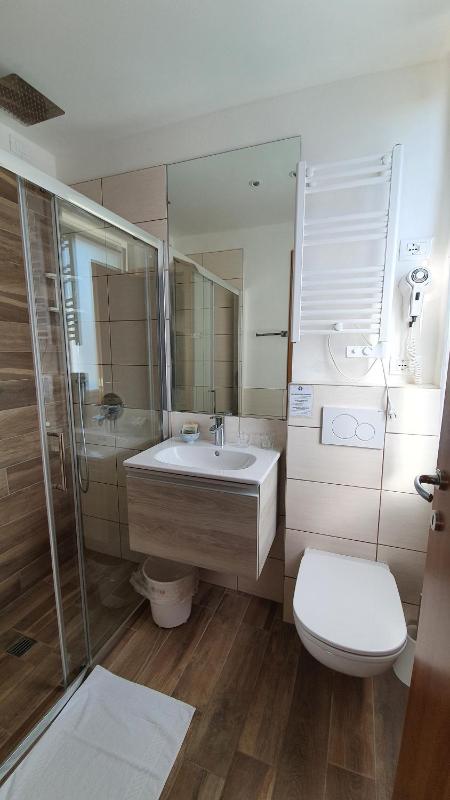 Double Room with Lake View image 4