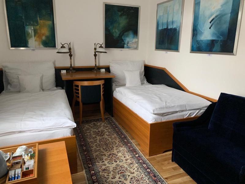 Double or Twin Room with Garden View image 3