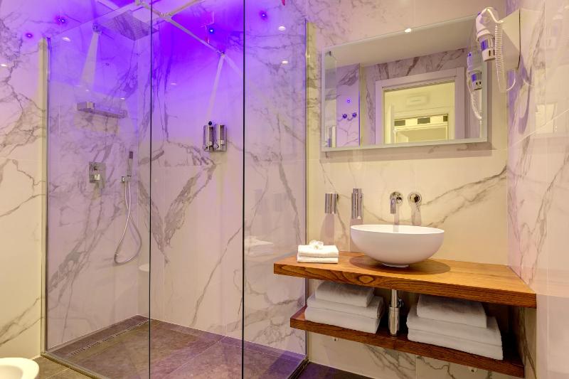 Superior Triple Room image 4
