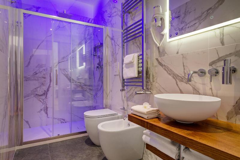 Standard Triple Room image 2