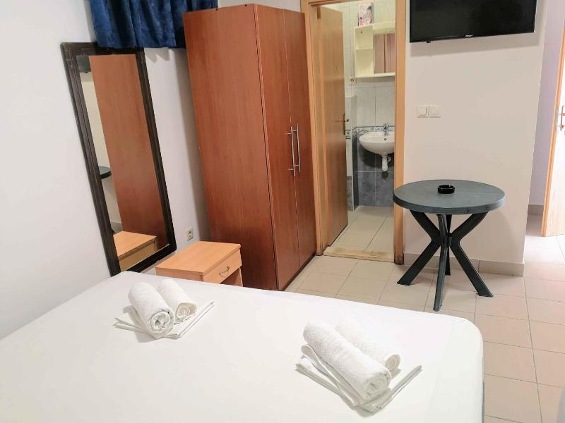 Basic Triple Room image 2