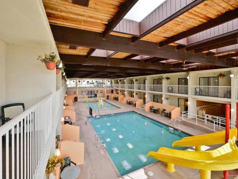 Poolside Double Room with Two Double Beds - Non-Smoking image 4