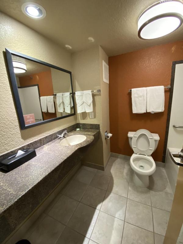 King Room - Accessible/Non-Smoking image 3