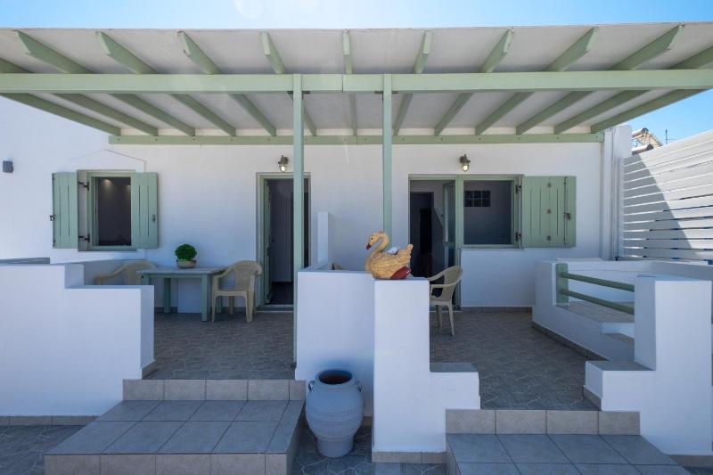 Studio Apartment with Sea View image 1