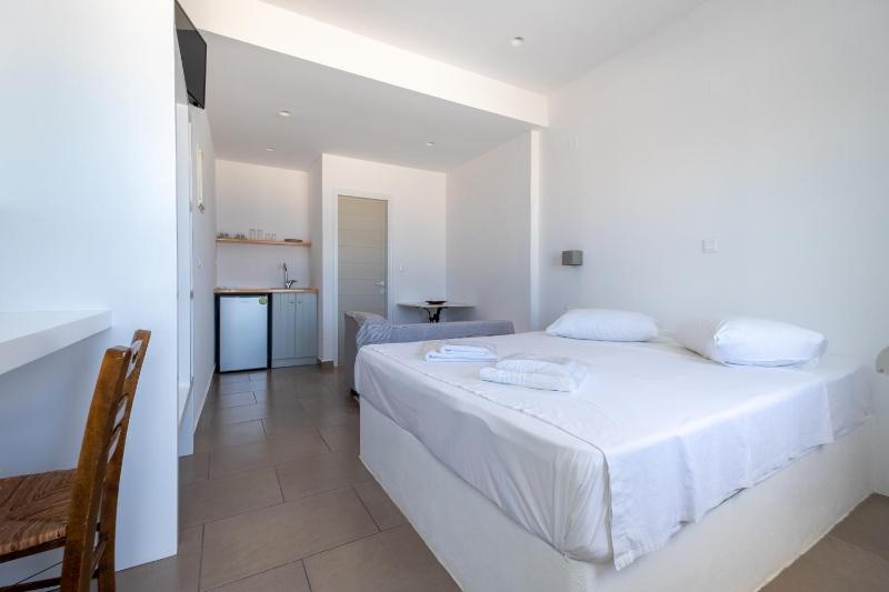 Deluxe Double Room with Sea View image 4
