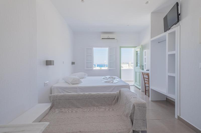 Deluxe Double Room with Sea View image 3