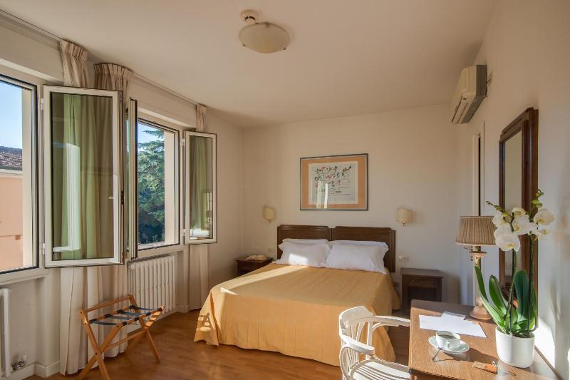 Single Room image 4