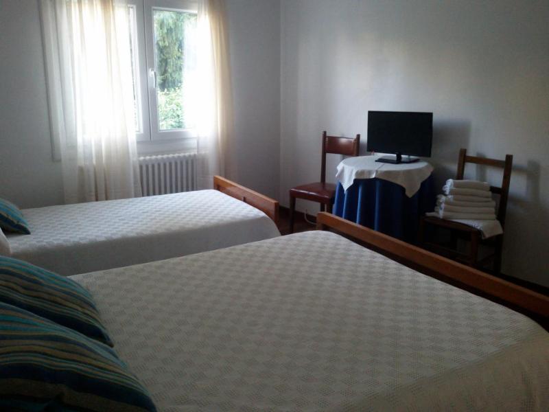 Triple Room with Garden View and Shared Bathroom image 2