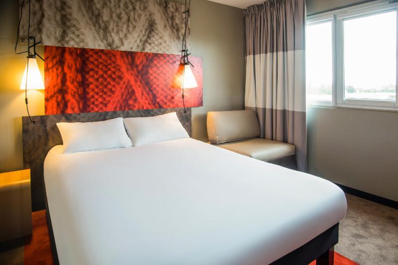 Standard Double Room image 3