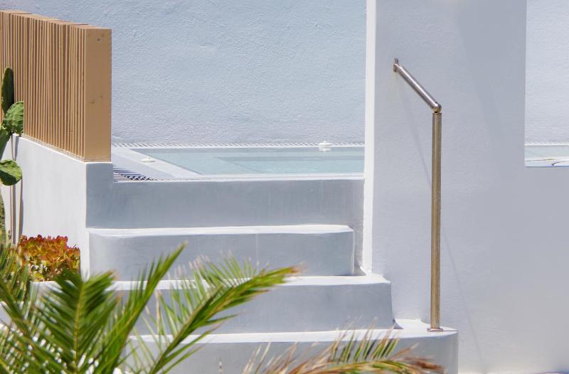 Double or Twin Room with Swimming Pool Access image 2