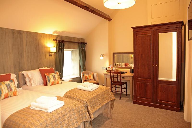 Twin Room image 3