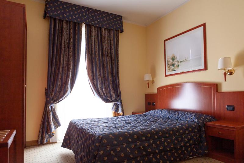 Basic Double Room image 2