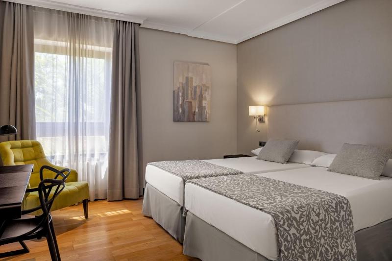 Standard Twin Room image 2