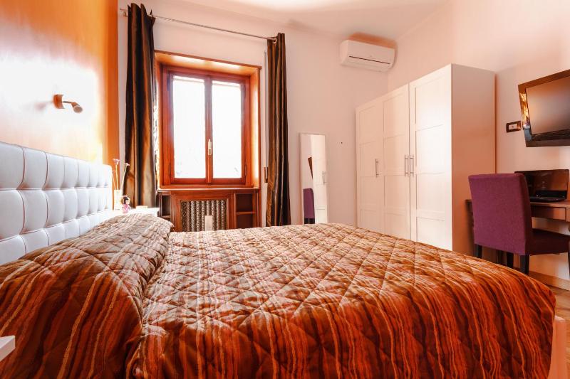 Double Room with External Private Bathroom image 2