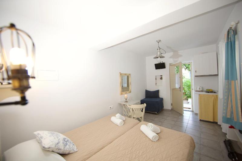 Standard Twin Room with Sofa image 4