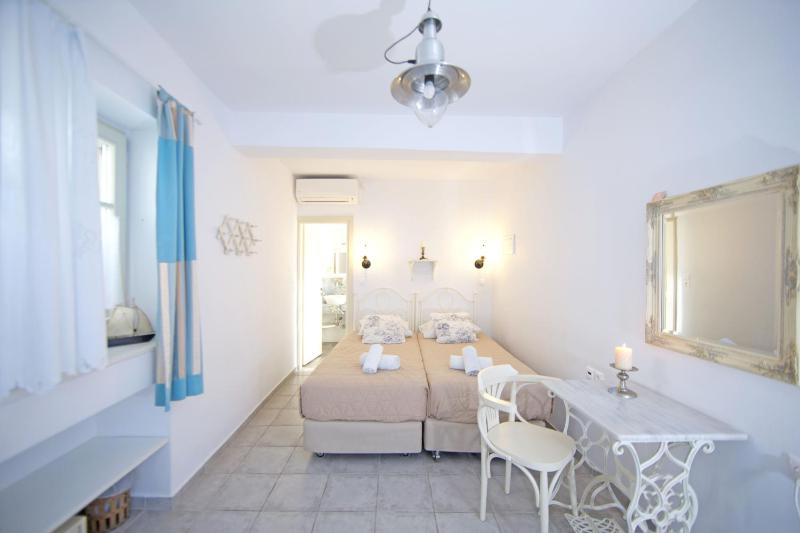 Standard Twin Room with Sofa image 2