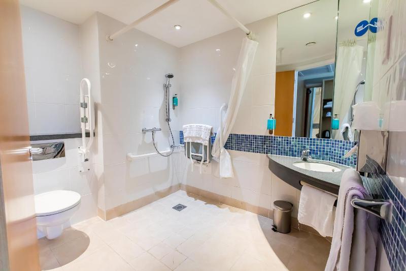 Standard Accessible Queen Room with Free Hot Breakfast image 2